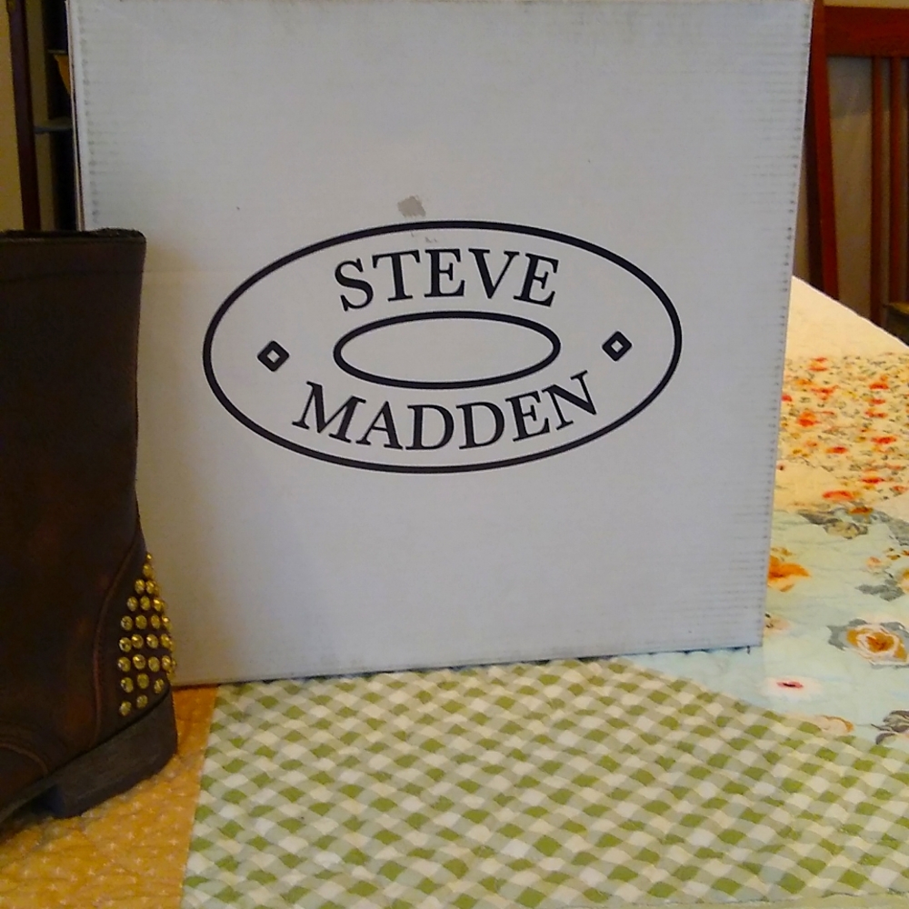 Beautiful Steve Madden boots new in the box size 7
